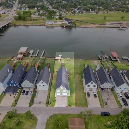 Luxury Waterfront Home Family And Pet Friendly Near Surfside Beach 11 Mins Freeport Exterior photo