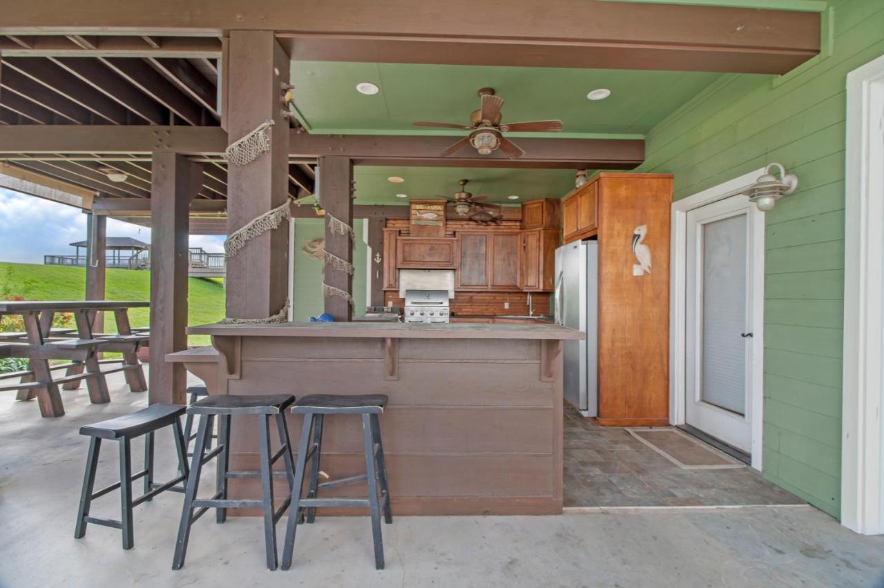 Luxury Waterfront Home Family And Pet Friendly Near Surfside Beach 11 Mins Freeport Exterior photo