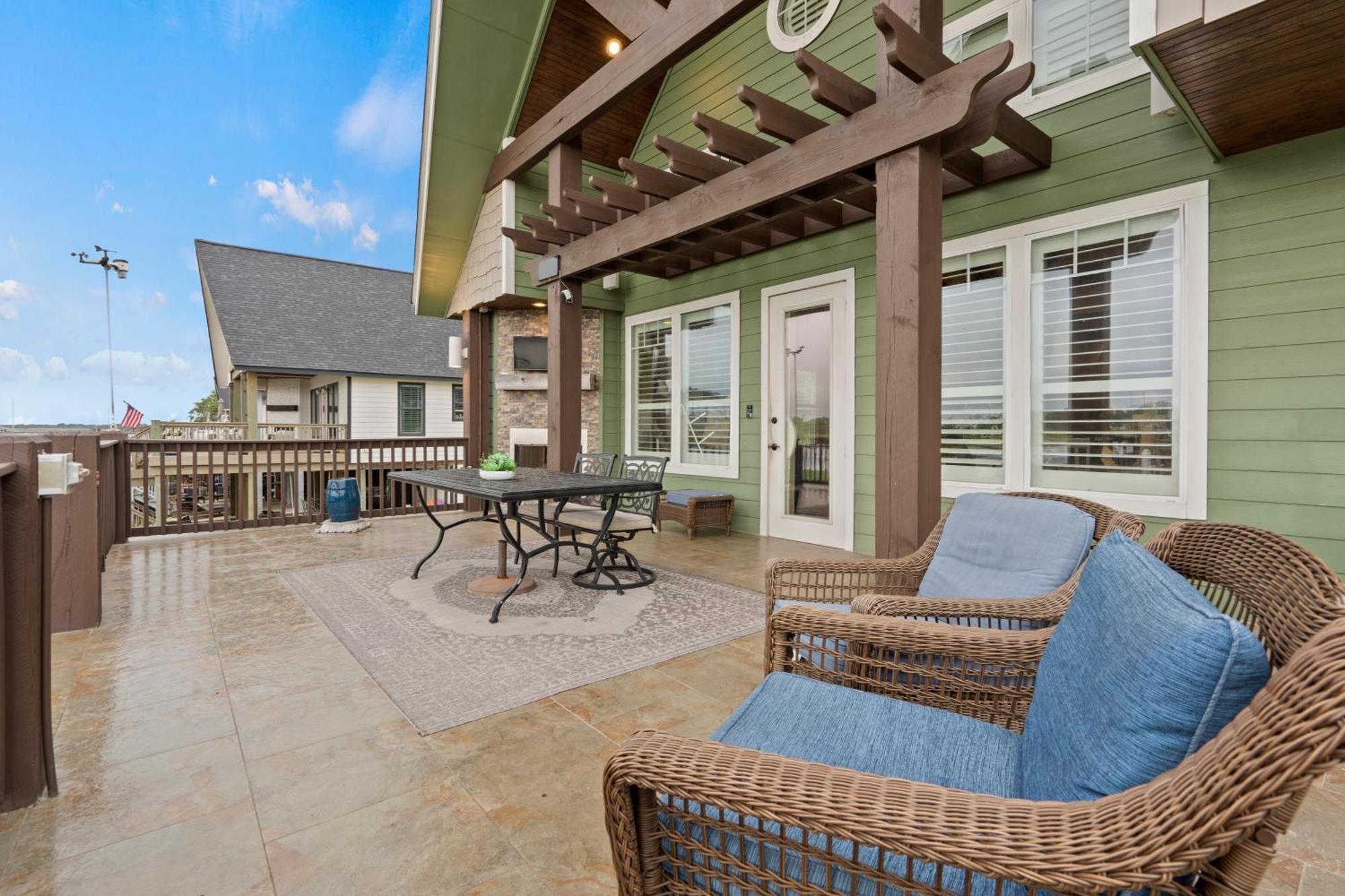 Luxury Waterfront Home Family And Pet Friendly Near Surfside Beach 11 Mins Freeport Exterior photo